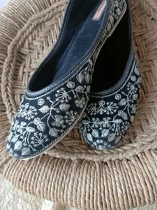 DESI COLOUR Women Embroidered Ethnic Mojaris