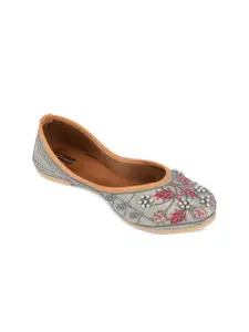DESI COLOUR Women Embroidered Ethnic Mojaris Flats