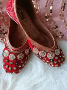 DESI COLOUR Women Embellished Ethnic Mojaris