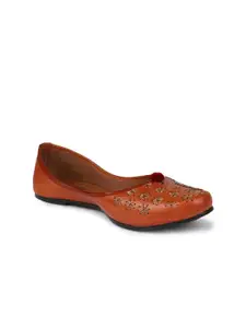 The Desi Dulhan Women Ethnic Mojaris with Embroidered Flats