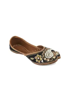 DESI COLOUR Women Embellished Ethnic Mojaris Flats
