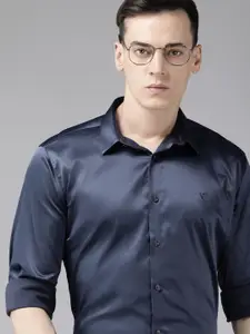 V Dot Men Solid Slim Fit Semiformal Shirt