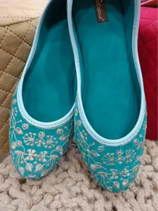 DESI COLOUR Women Woven Design Embellished Mojaris