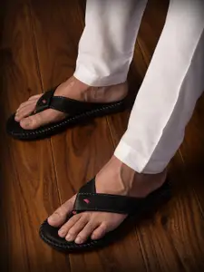 BuckleUp BuckleUp Men Textured Slip On Flip-Flops
