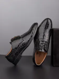 INVICTUS Men Textured Formal Derbys