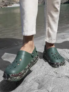 Campus Men Printed Clogs