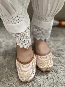 DESI COLOUR Women Embellished Ethnic Mojaris