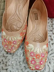 DESI COLOUR Women Ethnic Embellished Velvet Mojaris