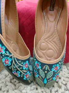 DESI COLOUR Women Ethnic Embellished Velvet Mojaris
