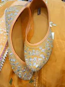 DESI COLOUR Embroidered Ethnic Mojaris