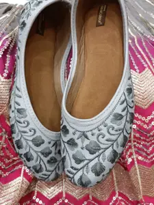 DESI COLOUR Women Embroidered Woven Design Ethnic Mojaris