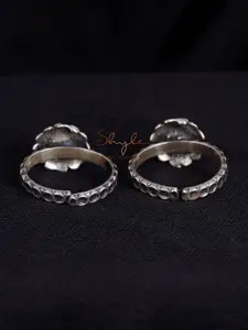 Shyle 92.5 Sterling Silver Embossed Flower Adjustable Toe Ring