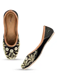 DESI COLOUR Women Embellished Ethnic Mojaris