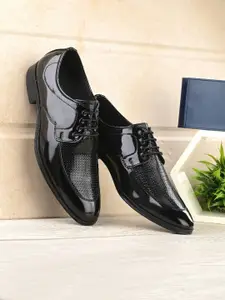 INVICTUS Men Textured Formal Derbys