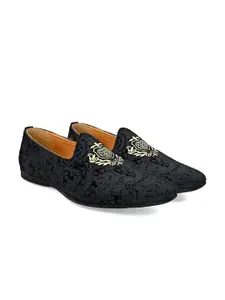 House of Pataudi Men Embroidered Light Weight Casual Slip On Mojaris