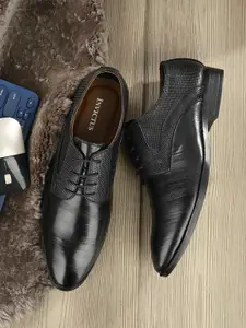 INVICTUS Men Textured Formal Derbys