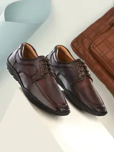 INVICTUS Men Textured Formal Derbys