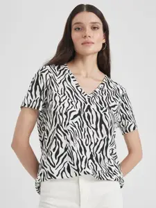 DeFacto Abstract Printed V-Neck T-shirt