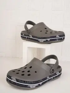 Carlton London Men Textured Rubber Clogs