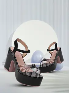 TWIN TOES Open Toe Block Heels With Bows