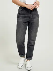 ALCOTT Cotton Mom Fit High-Rise Light Fade Jeans
