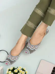 ICONICS Square Toe Ethnic Embellished Mojaris