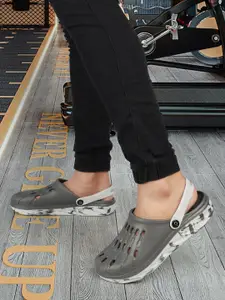 Carlton London Men Printed Lightweight Rubber Clogs