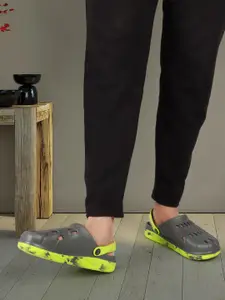 Carlton London Men Lightweight Printed Rubber Clogs