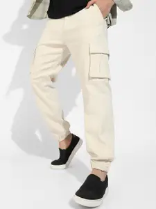 Campus Sutra Men Cream-Coloured Relaxed Easy Wash Cotton Cargos Trousers