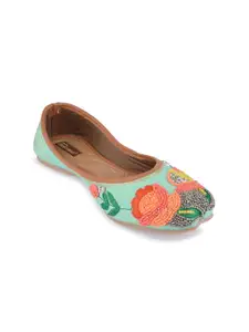 DESI COLOUR Square Toe Ethnic Embellished Mojaris