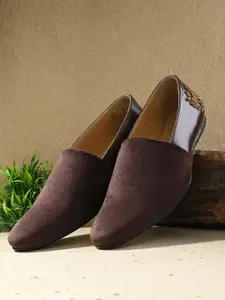 House of Pataudi Men Ethnic Embellished Lightweight Comfort Insole Velvet Basics Mojaris