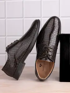 INVICTUS Men Textured Formal Derbys