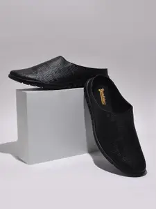 The Roadster Lifestyle Co. Men Textured Round Toe Mules