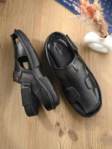 LEONCINO Men Textured Comfort Sandals