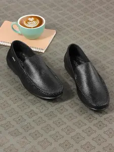 Mochi Men Textured Leather Comfort Insole Penny Driving Shoes