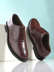 INVICTUS Men Textured Formal Oxfords