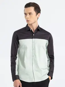 Snitch Classic Slim Fit Spread Collar Colourblocked Cotton Casual Shirt