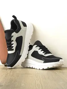 Roadster Men White & Black Lace-Ups Sports Running Shoes