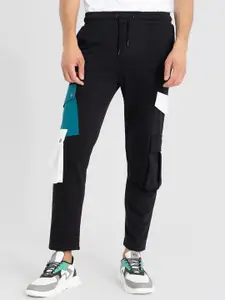 Snitch Men Black Smart Mid-Rise Cotton Cargos