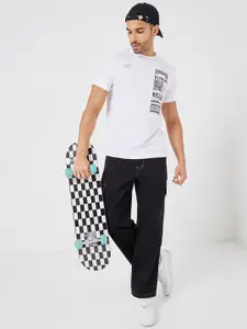 Styli Men Oversized Contrast Stitch Detail Straight Hem Cargo Pants