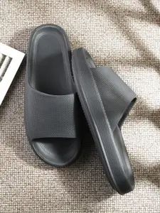 The Roadster Lifestyle Co. Men Grey Textured Sliders