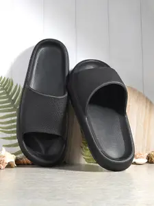 The Roadster Lifestyle Co. Men Black Textured Sliders