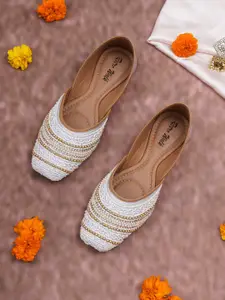 Retro Walk Embellished Ethnic Mojaris