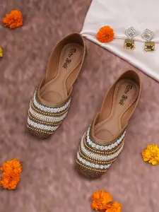 Retro Walk Embellished Ethnic Mojaris