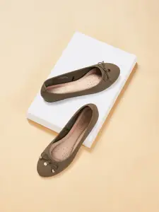 Forever Glam by Pantaloons Textured Round Toe Ballerinas With Bows