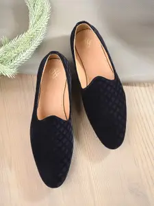 House of Pataudi Men Textured Velvet Mojaris