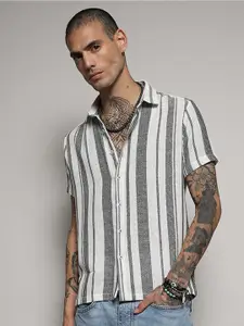 Campus Sutra Classic Vertical Striped Spread Collar Casual Shirt