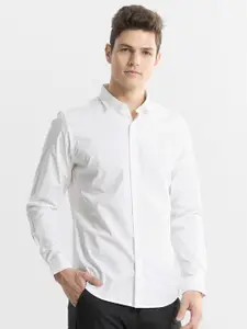 Snitch White Classic Slim Fit Spread Collar Long Sleeves Pure Cotton Casual Shirt