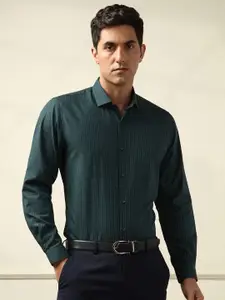 Peter EnglandMen Slim fit striped cotton formal shirt