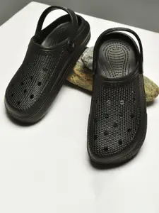 Trenz Men Textured Rubber Clogs